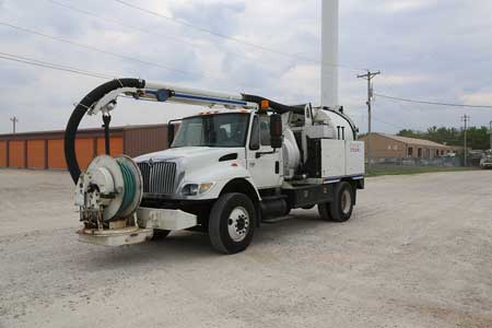 VAC-CON V230-2005 International 7400 4x2 Sewer Truck